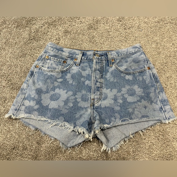 Levi's Women's 501 Light Blue Tie-Dye Jean Shorts - Size 29 - Picture 9 of 13